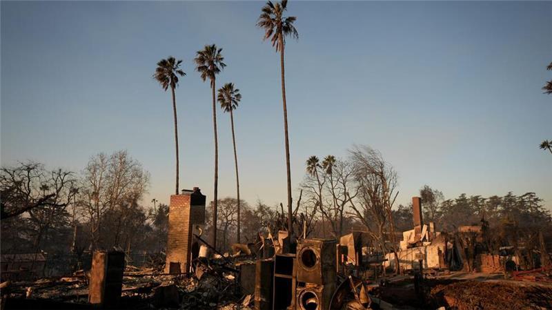 An vielen Orten, wo das Feuer nicht mehr lodert, kehren Menschen zu den Trümmern ihrer Häuser zurück, um in Bergen aus Asche und Schrott nach Überresten aus ihrem Leben zu suchen.