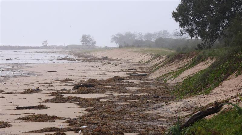 Angst vor „Alfred“: Zyklon steuert auf Australiens Osten zu An vielen Stränden haben riesige Wellen bereits den Sand abgetragen.