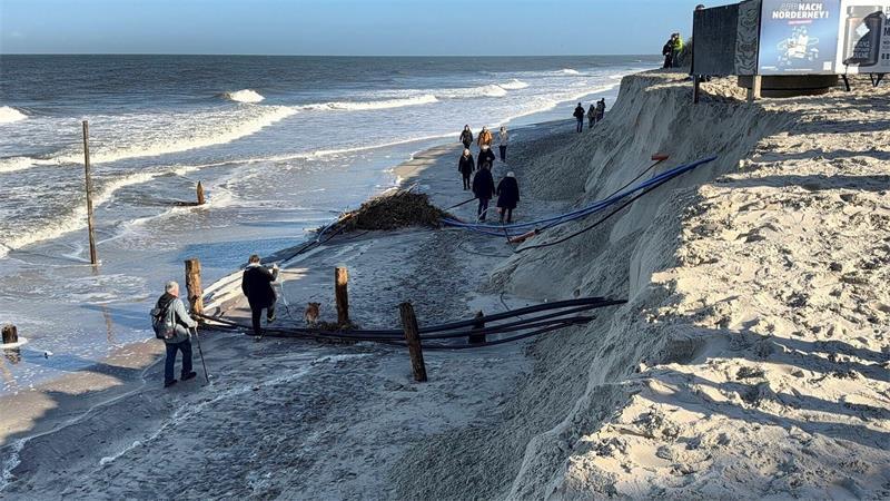 An vielen Stränden - wie hier auf Norderney - spülten die Sturmfluten Sand weg.