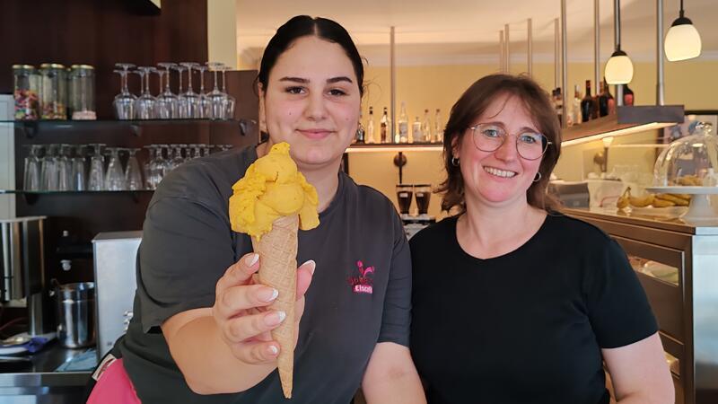 An warmen Sommertagen bevorzugen die Gäste von Köpke’s Eiscafe fruchtige Sorten wie veganes Mango-Sorbet.