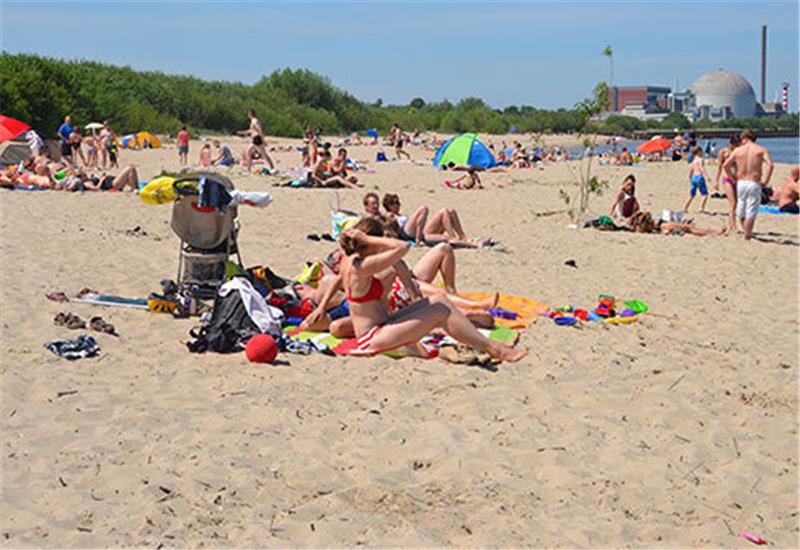 An warmen Tagen strömen die Menschen an den Bassenflether Strand, der vom Deich aus kaum zu sehen ist. Ein Geheimtipp ist er trotzdem schon lange nicht mehr.