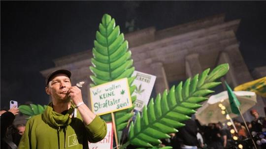 An zahlreichen Orten in Deutschland feiern Aktivistinnen und Aktivisten heute die Legalisierung.