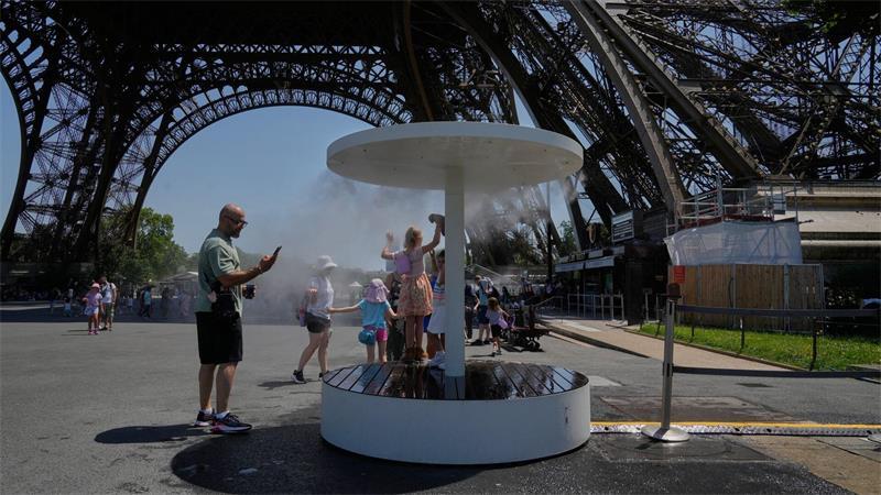 An zahlreichen Orten in Paris bieten Wasserspender und Sprühnebelduschen etwas Erfrischung. (Archivbild)