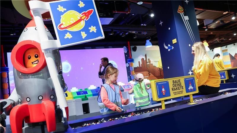 An zahlreichen Stationen können die Kinder selber mit Lego bauen.