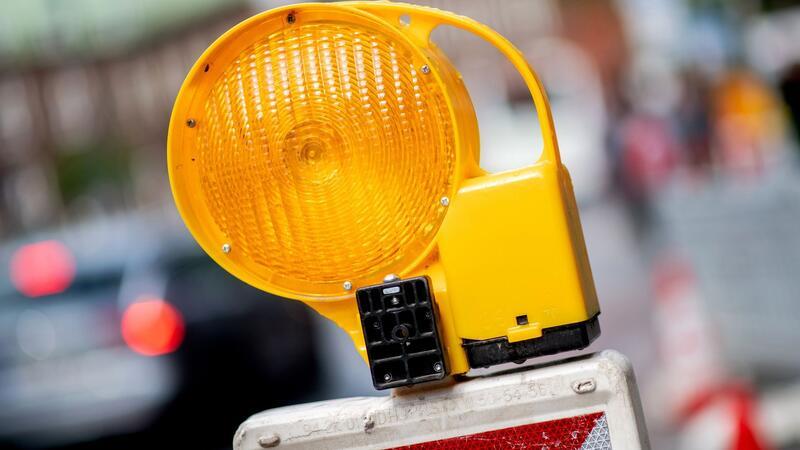 Wanderbaustelle in Stade und Vollsperrung: Hier staut sich von Montag an der Verkehr An zwei Stellen im Gebiet der Hansestadt Stade finden von diesem Montag an Reparaturarbeiten an Schachtabdeckungen statt.