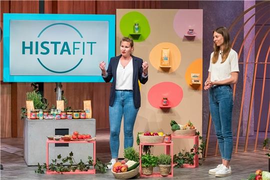 Ana Hansel (links) und Melina Neumann am Set der „Vox“-Show „Die Höhle der Löwen“. Foto: RTL/Bernd-Michael Maurer