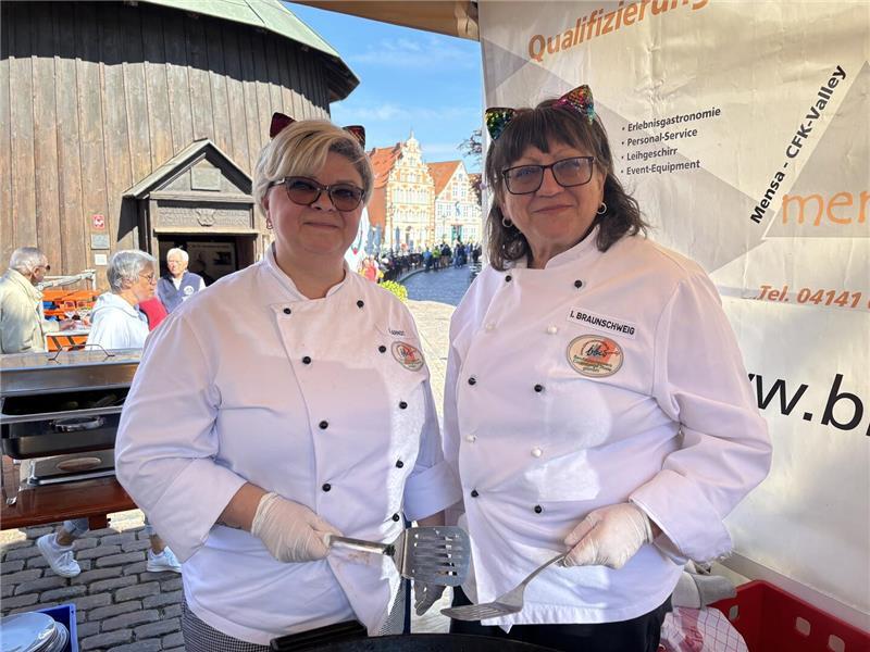 Stader Hansemahl der Brüderschaften: So gelingt das perfekte Spiegelei Anastasia Arndt (links) und Irina Braunschweig von der Qualifizierungsküche beim Eierbraten.