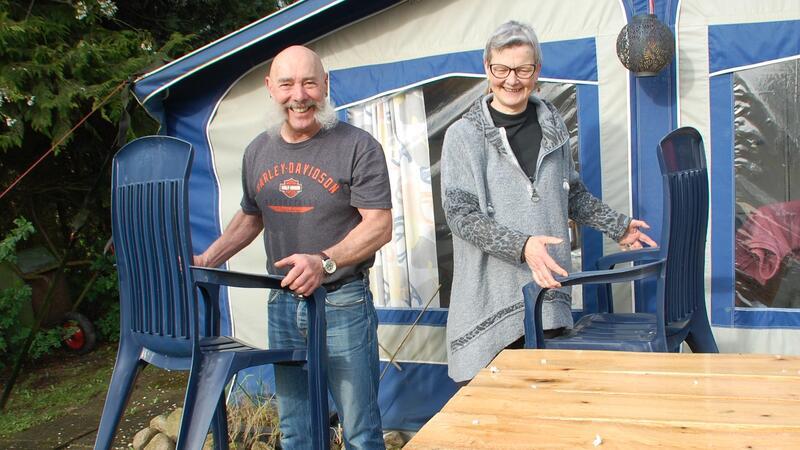 Ancampen in Guderhandviertel: Achim Tzschoppe und Christine Netthöfel aus Bottrop holen die Campingmöbel raus.