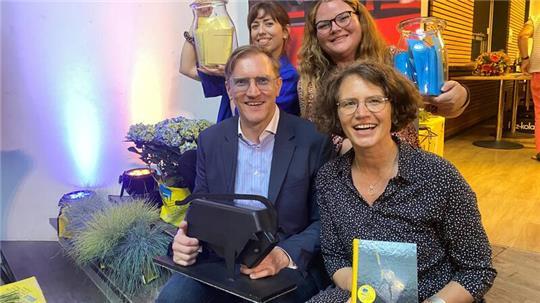 And the winner is... - Gewinnerfoto mit Buxtehudes Kulturchef Torsten Lange, Melanie Hainke und Mariona Peglow vom Bullen-Team und Moderatorin Anne Sauer.
