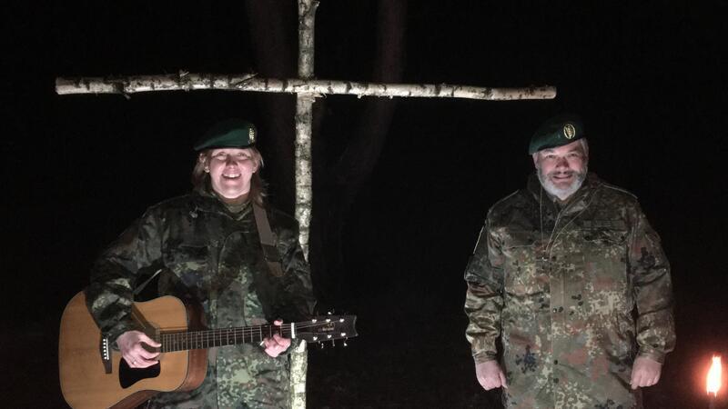 Andacht im Feld: Pastorin Uta Ihrke-Buchroth mit ihrem katholischen Kollegen Thomas Nuxoll