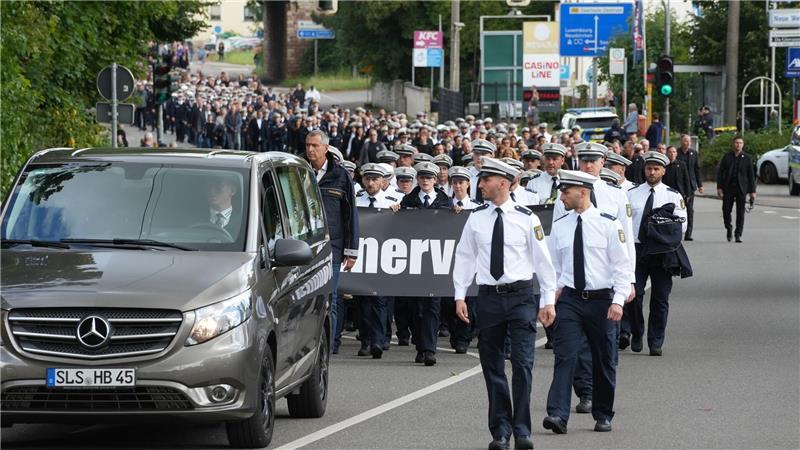 Tiefe Trauer im Saarland - Abschied von getötetem Polizisten Andächtig zog der Trauermarsch durch Saarlouis