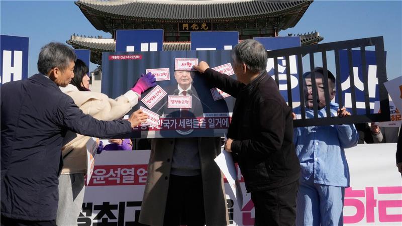 Andere Demonstranten forderten die Todesstrafe für den Ex-Präsidenten.