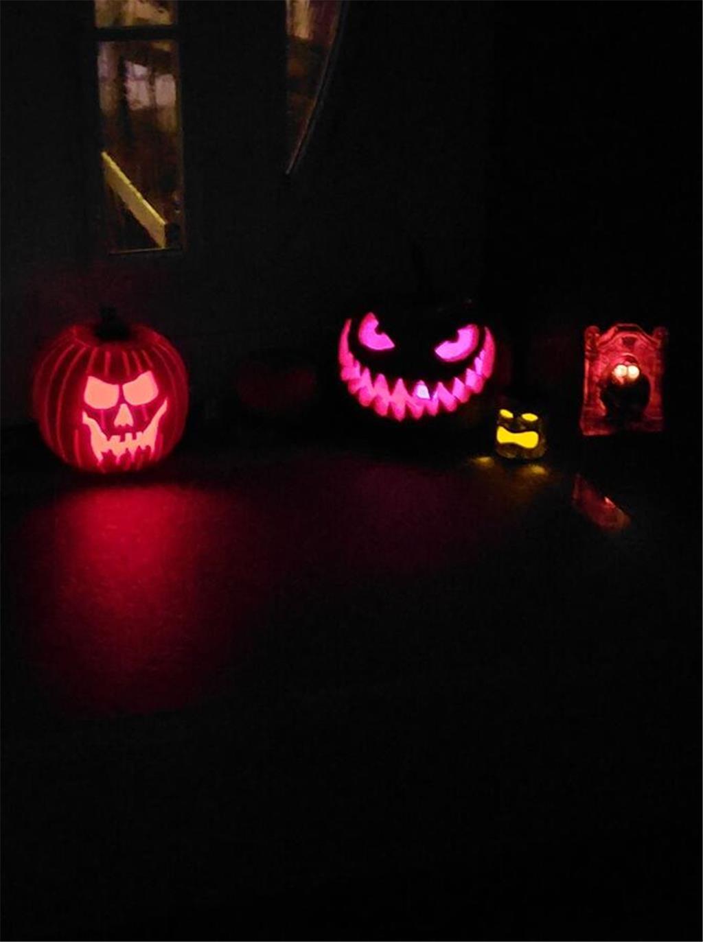 Andere schraubten bei ihren Kürbissen den Gruselfaktor noch höher.