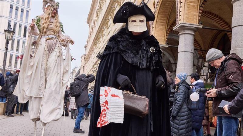 Maskenzauber an der Alster - Karneval wie in Venedig Andere waren hoch auf Stelzen unterwegs.