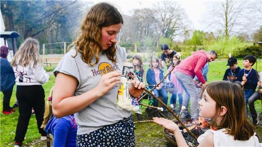 Anderen helfen - das praktiziert die Lauenbrückerin Leonie Brand nicht nur ehrenamtlich bei Kirchenübernachtungen mit Kindern, sondern bald auch beruflich.