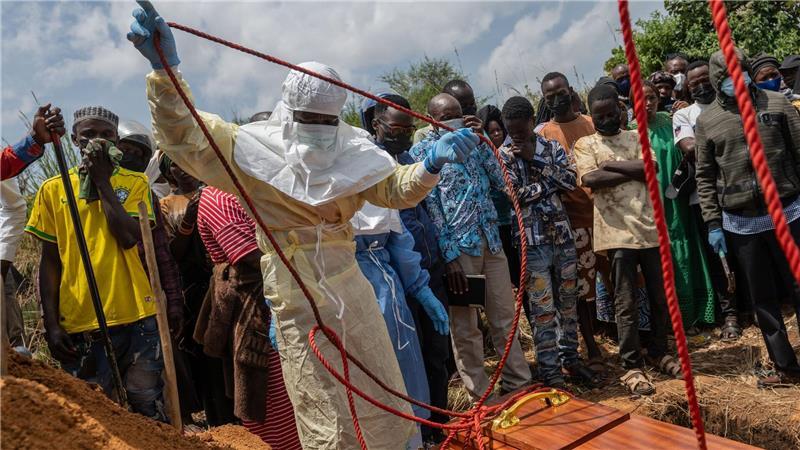 Angst, Verdrängung und Tradition erschweren Ebola-Bekämpfung Anders als es die Tradition will, können Angehörige verstorbener Ebola-Patienten nicht am offenen Sarg Abschied nehmen. (Archivbild)