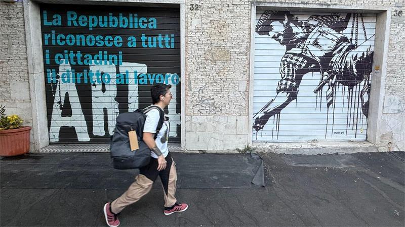 Anders als in den deutschen Innenstädten mit ihren vielen Schaufenstern hat in Italien noch so gut wie jedes Geschäft die schweren metallenen Rollläden.