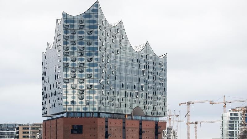 Elbphilharmonie erhöht Preise: Dieses Abo wird besonders teuer Anders als noch vor Jahren ist die Elbphilharmonie nicht mehr für alle Konzerte schon Monate im Voraus ausverkauft.