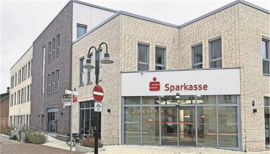 Anders als privatrechtlich organisierte Bankengruppen müssen Sparkassenkunden allen gesellschaftlichen Gruppen ein Konto bereitstellen.