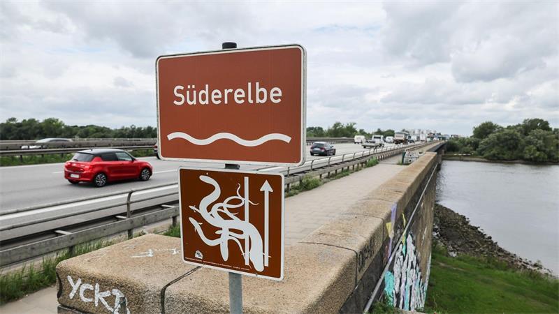 Anders als ursprünglich geplant hat der Verkehr auf der A1 am Wochenende freie Fahrt über Süderelbbrücke. (Archivbild)