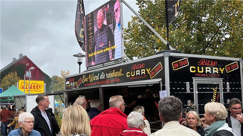 Protest gegen den Kiez-Imbiss auf dem Herbstmarkt Horneburg Andrang: Blick auf den Zur-Ritze-Curry-Imbiss auf dem Herbstmarkt in Horneburg.