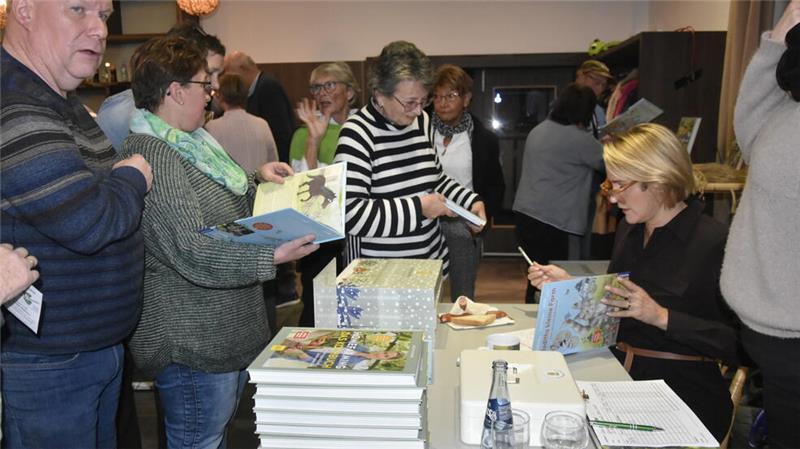 Andrang am Büchertisch: Die meisten Besucher wollten das Buch signiert haben.