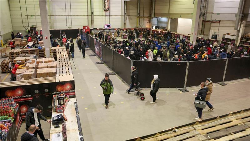 Kurz vor Silvester: Ansturm auf Böller und Raketen Andrang herrschte auch in Bremerhaven.