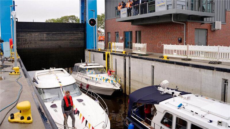 Andrang in der neuen Schleusenkammer der Hadelner Kanalschleuse in Otterndorf. (Archivbild)