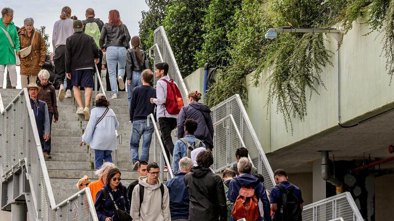 Grüner Hamburger Bunker für alle offen - Besucher begeistert Andrang nach oben