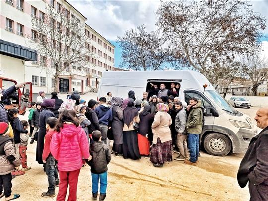 Andrang vor dem Transporter der Stader, die zruzeit Hilfsgüter dorthin fahren, wo sie gebraucht werden. Fotos: Sinan Çalik/ Mehmet Karaoglu