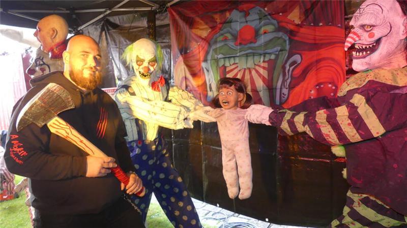 Andre Ahlf hat drei Themenwelten in seinem Horrorgarten arrangiert. Hier ein kleiner Vorgucker auf den Horror-Zirkus.