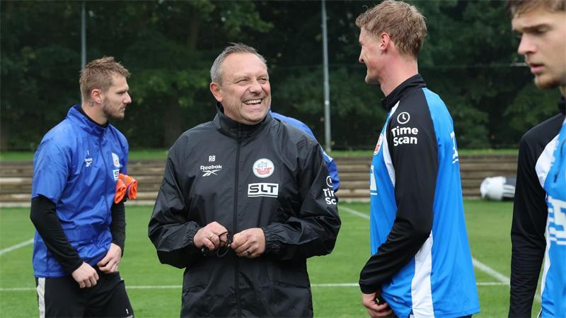 Breitenreiter startet in Rostock: „Sehe sehr viel Potenzial“ André Breitenreiter (M) hat seine Arbeit bei Hansa Rostock begonnen.