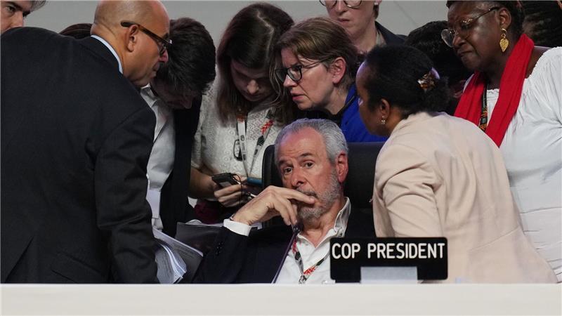 Andre Correa do Lago (M), Präsident der COP30, sitzt neben Mitarbeitern der UN, während einer Plenarsitzung auf dem UN-Klimagipfel COP30 i Brasilien.