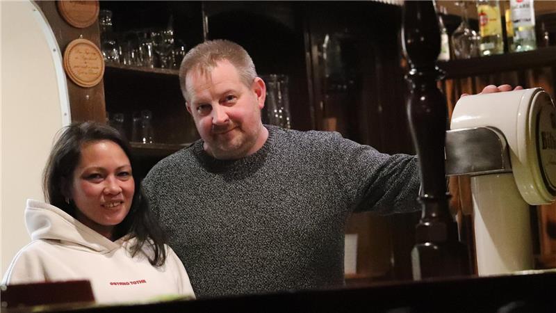 André Göringer führt seine Kneipe seit 21 Jahren. Seine Frau Maricel Muuß-Göringer hilft bei der Buchhaltung.