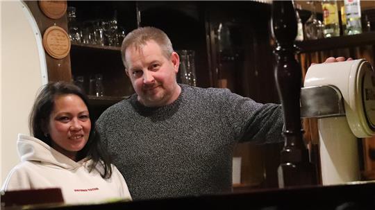André Göringer führt seine Kneipe seit 21 Jahren. Seine Frau Maricel Muuß-Göringer hilft bei der Buchhaltung.