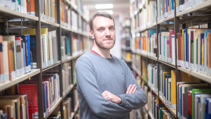 Hat Plattdeutsch eine Zukunft? - Universität bildet Lehrer aus André Graën steht in der Bibliothek der Carl von Ossietzky Universität in Oldenburg. Graën belegt den neuen Studiengang Niederdeutsch, der für den Unterricht an weiterführenden Schulen ausbilden soll.