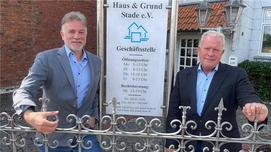 André Grote (links) aus Buxtehude und Günther Jahnke aus Stade haben gemeinsam mit Jan Stöver, dem Vorsitzenden von Haus & Grund Buchholz, eine Veranstaltung im Stadeum organisiert.