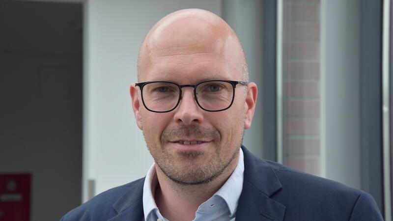 S-Bahn: Viel mehr Zugausfälle in diesem Jahr - Experten nennen Probleme und Lösungsansätze Andre Schwarz ist als Geschäftsführer für Produktion und Technik bei der S-Bahn Hamburg tätig: "Wir haben eine Zunahme der Personen im Gleis von 20 Prozent in Buxtehude und Neu Wulmstorf."