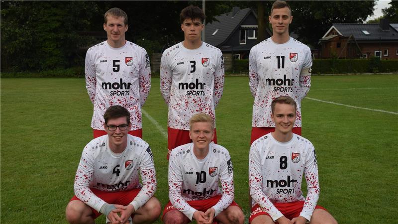 Wangersen ist wieder erstklassig - weil drei Teams lieber verzichten Andre Sebastiani, Marvin Becker, Marcel Brey (hinten von links) sowie Florian Behrens, Thilo und Tom Löhen (vorne von links) sind aufgestiegen.