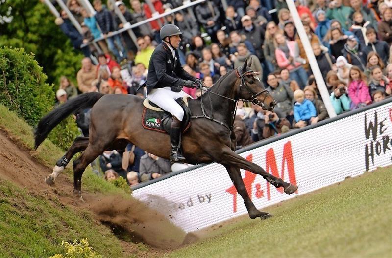 Andre Thieme (Deutschland) reitet mit Voigtsdorfs Quonschbob in Hamburg beim 86. Deutschen Spring-Derby. Thieme erreichte den zweiten Platz. Reinhardt/dpa