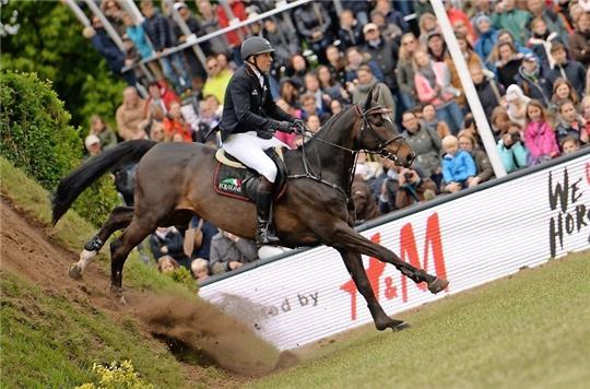 Andre Thieme (Deutschland) reitet mit Voigtsdorfs Quonschbob in Hamburg beim 86. Deutschen Spring-Derby. Thieme erreichte den zweiten Platz. Reinhardt/dpa