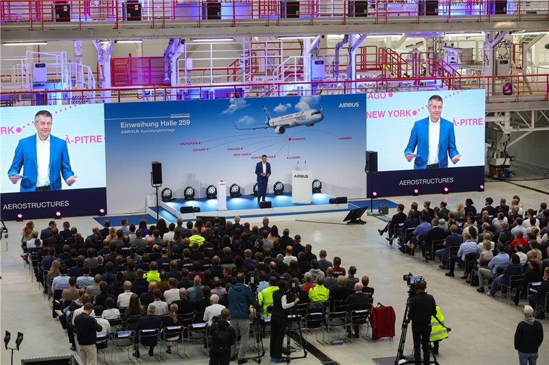 Airbus: Wie Stade und Buxtehude vom A321XLR-Hochlauf profitieren André Walter, Chef der zivilen Flugzeugproduktion von Airbus in Deutschland spricht vor geladenen Gästen. Foto: dpa