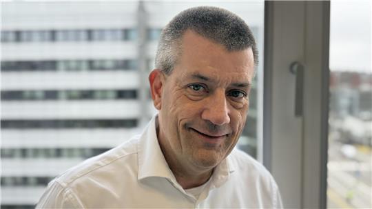 André Walter: Den Blick auf das Airbus-Gelände in Finkenwerder wird er nur noch bis Ende Juni haben, dann geht es zur Meyer-Werft in Papenburg.