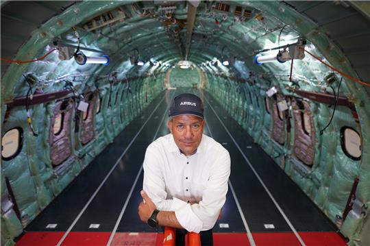 André Walter, Geschäftsführer der Airbus Aerostructures GmbH, im Werk in Finkenwerder. Foto: dpa-Bildfunk