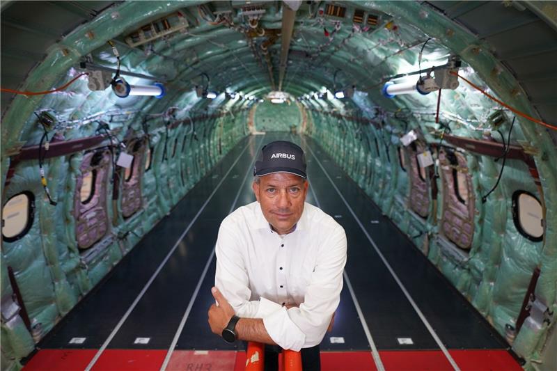Produktion hochgefahren: Airbus sucht für „händeringend Mitarbeiter“ André Walter, Geschäftsführer der Airbus Aerostructures GmbH, steht in einem Flugzeugrumpf.