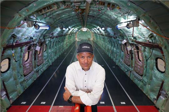 André Walter, Geschäftsführer der Airbus Aerostructures GmbH, steht in einem Flugzeugrumpf.