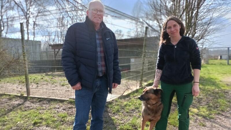 Andre Weinhardt vom Stader Ordnungsamt steht im regen Kontakt mit Julia Weber. Übrigens: Der hübsche Schäferhund-Mix Loui sucht auch ein neues Zuhause.