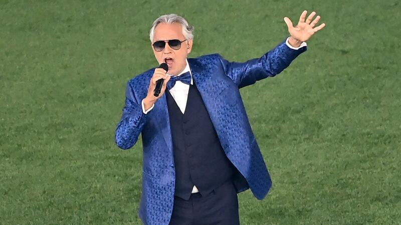 Andrea Bocelli singt im Stadio Olimpico di Roma vor einem Fußballspiel.