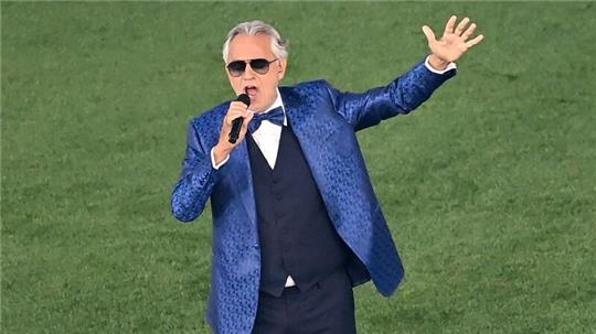 Andrea Bocelli singt im Stadio Olimpico di Roma vor einem Fußballspiel.