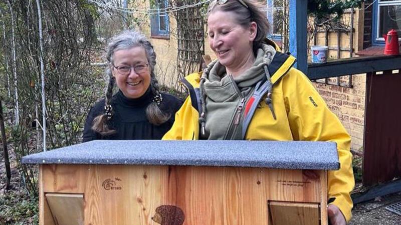 Igel in Not: Weg in den Winterschlaf kostet 100 Euro Andrea Breimeier und Susanne Lüdtke (rechts) zeigen ein Igel-Futterhaus, das Kitz & Co anbietet.